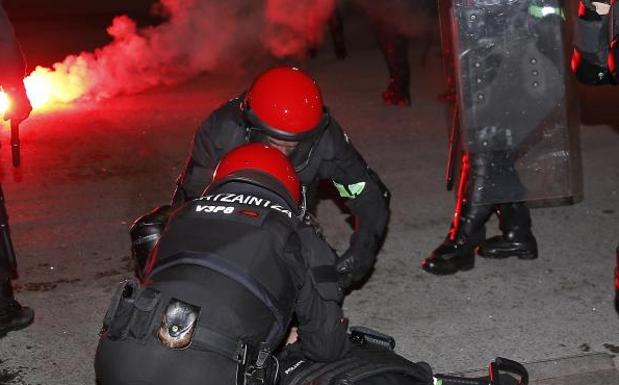 Compañeros de Inocencio Alonso atienden al ertzaina fallecido el jueves en Bilbao. 