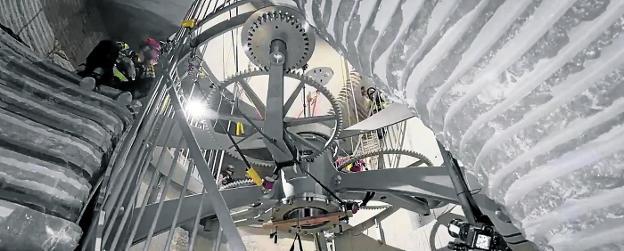 El mecanismo y el péndulo del reloj, construido en el interior de una montaña. Arriba, Jeff Bezos.