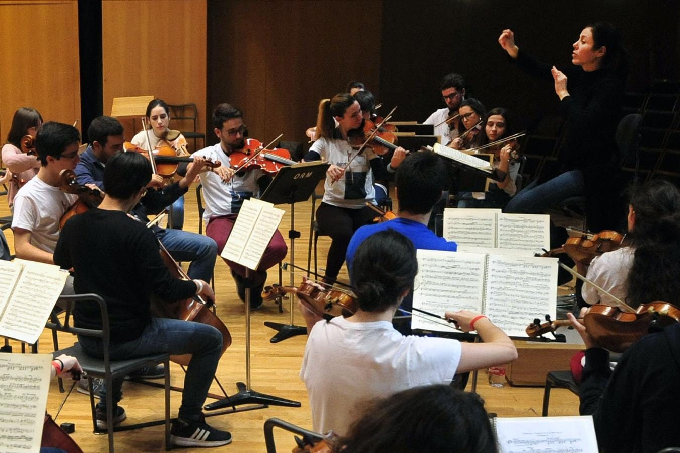 Los componentes de la nueva Orquesta de Jóvenes de la Región, dirigidos por Virginia Martínez.