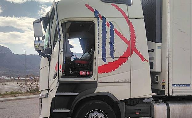 Interior de la cabina donde ha explotado la bombona. 