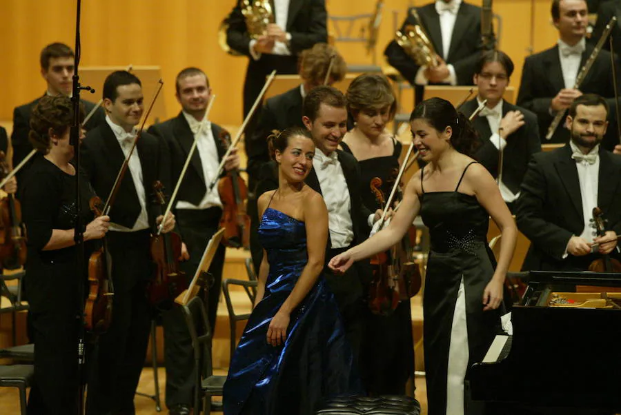 Virginia Martínez llenó en 2003 el Auditorio Regional junto a la Sinfónica de Murcia y la pianista yeclana Mari Angel García.