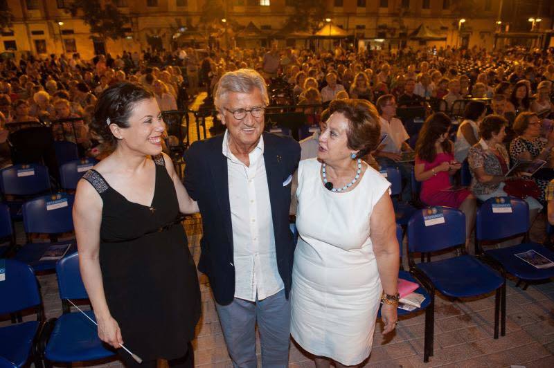 Virgina Martínez, Madrina del Certamen de Tunas del Barrio del Carmen en 2014, junto a la jefa de distrito Pilar Ruiz y Pepe Domingo Castaño Gran Maestre del certamen.