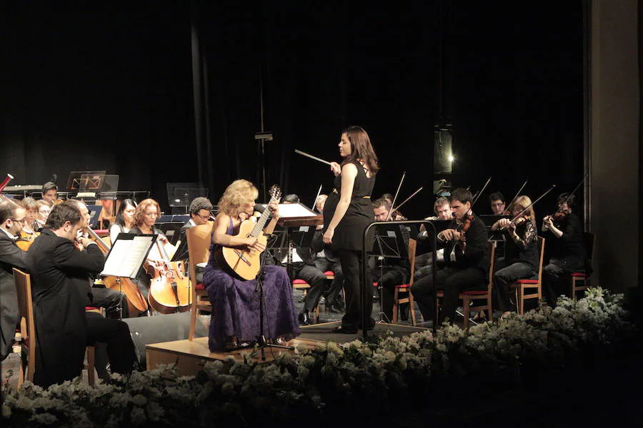 Virginia Martínez dirigiendo el concierto de homenaje a Narciso Yepes en noviembre de 2014.