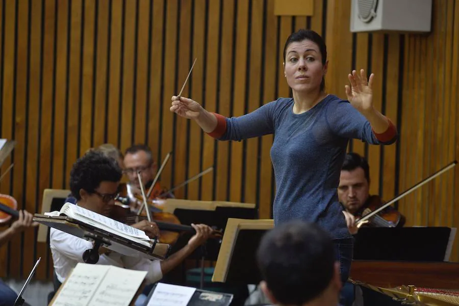 Virginia Martínez dirige un ensayo de la Orquesta Sinfónica de la Región de Murcia.