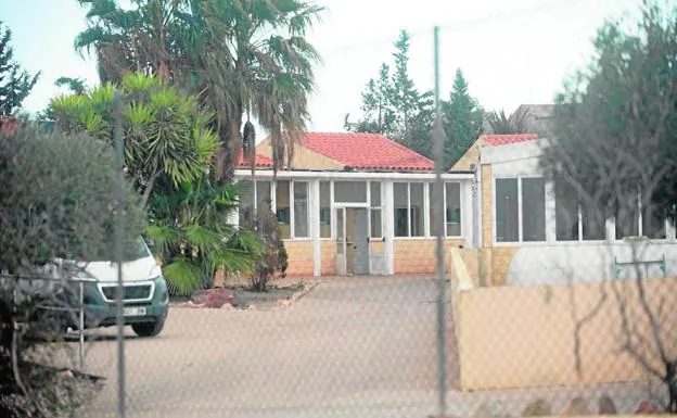 Dependencias de la residencia en la que tuvo lugar el incendio, en una imagen tomada ayer.