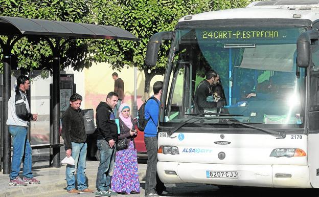 Vecinos de La Palma suben a un autobús de Alsa, de la línea 24, en una foto de archivo.