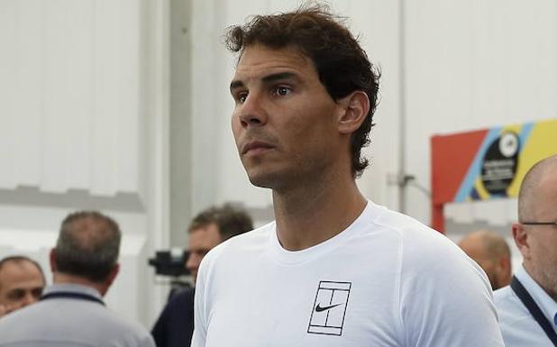 Nadal sale de una rueda de prensa. 