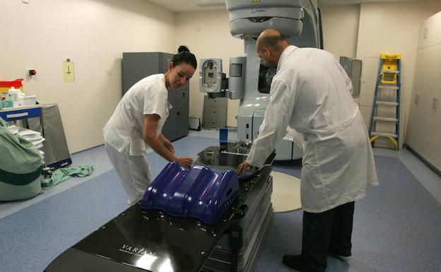 Salud duplicará en cuatro años los equipos de radioterapia contra el cáncer