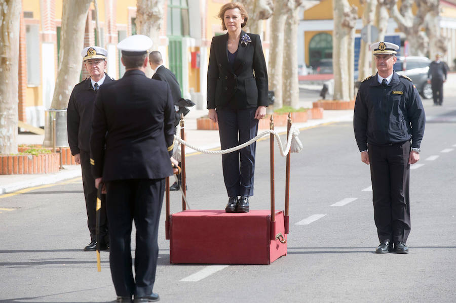 La ministra de Defensa embarca en el 'Tramontana' para presenciar una maniobra de inmersión y conocer el trabajo diario de sus tripulantes