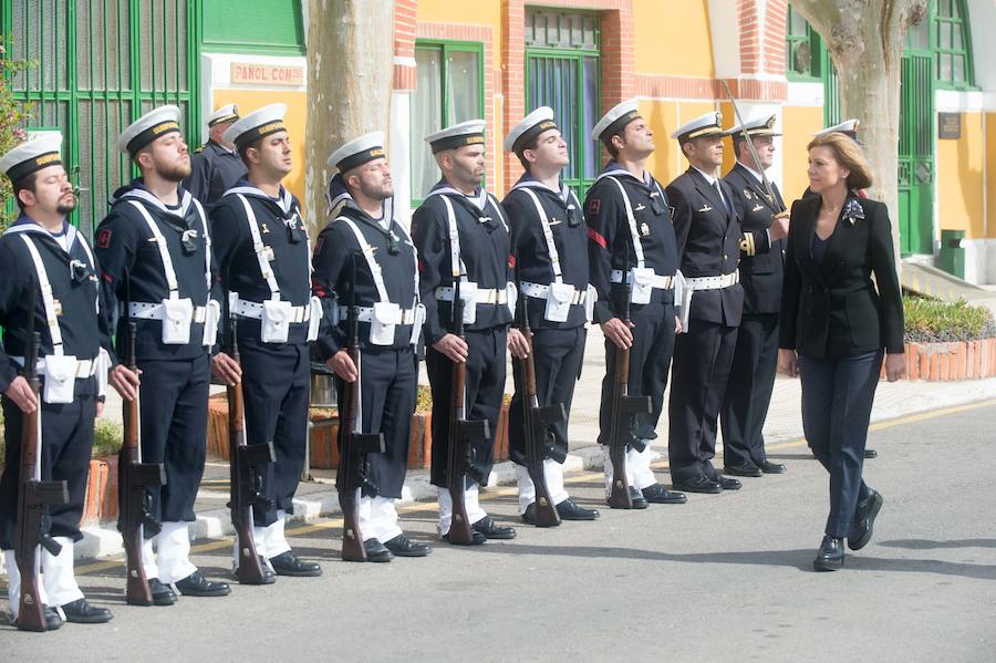 La ministra de Defensa embarca en el 'Tramontana' para presenciar una maniobra de inmersión y conocer el trabajo diario de sus tripulantes