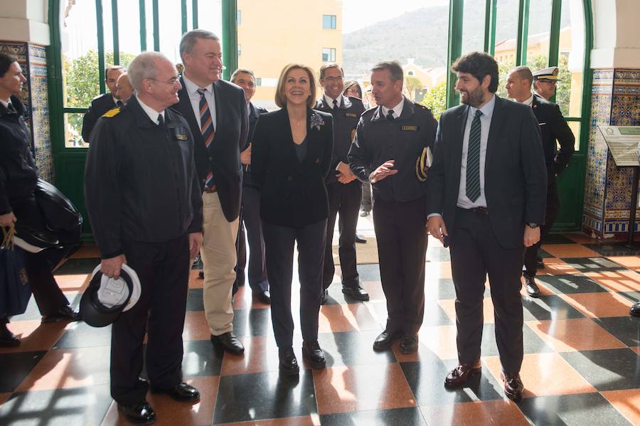 La ministra de Defensa embarca en el 'Tramontana' para presenciar una maniobra de inmersión y conocer el trabajo diario de sus tripulantes