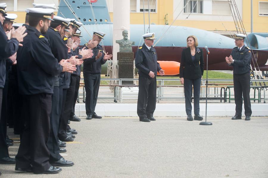La ministra de Defensa embarca en el 'Tramontana' para presenciar una maniobra de inmersión y conocer el trabajo diario de sus tripulantes
