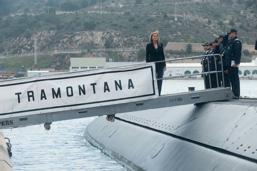 La ministra de Defensa embarca en el 'Tramontana' para presenciar una maniobra de inmersión y conocer el trabajo diario de sus tripulantes