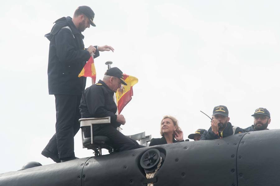 La ministra de Defensa embarca en el 'Tramontana' para presenciar una maniobra de inmersión y conocer el trabajo diario de sus tripulantes