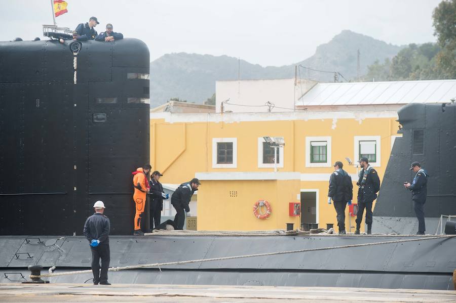La ministra de Defensa embarca en el 'Tramontana' para presenciar una maniobra de inmersión y conocer el trabajo diario de sus tripulantes