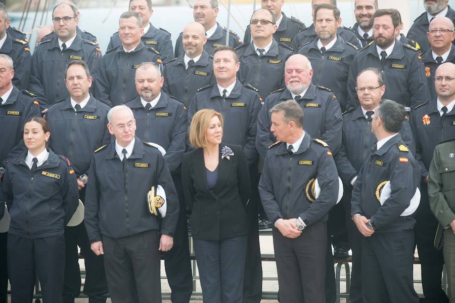 La ministra de Defensa embarca en el 'Tramontana' para presenciar una maniobra de inmersión y conocer el trabajo diario de sus tripulantes