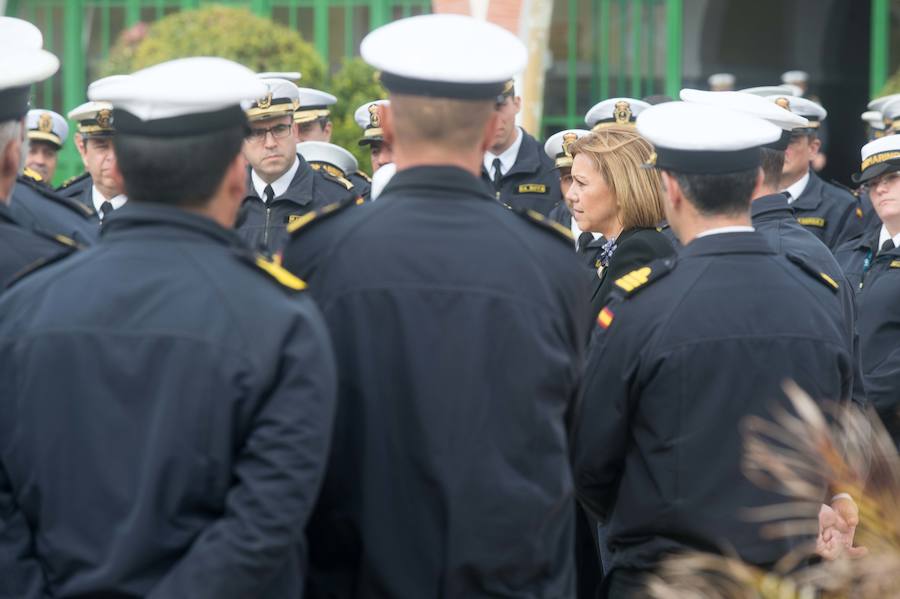 La ministra de Defensa embarca en el 'Tramontana' para presenciar una maniobra de inmersión y conocer el trabajo diario de sus tripulantes