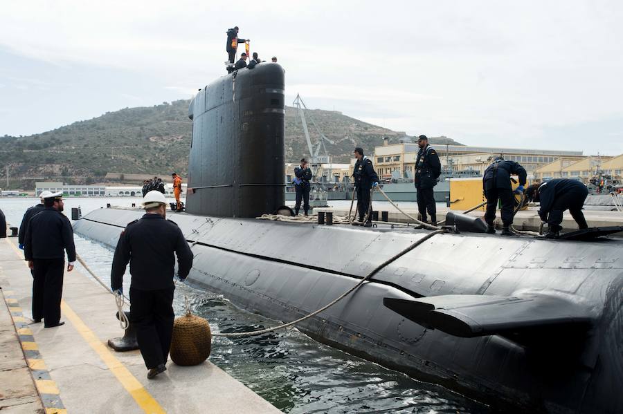 La ministra de Defensa embarca en el 'Tramontana' para presenciar una maniobra de inmersión y conocer el trabajo diario de sus tripulantes