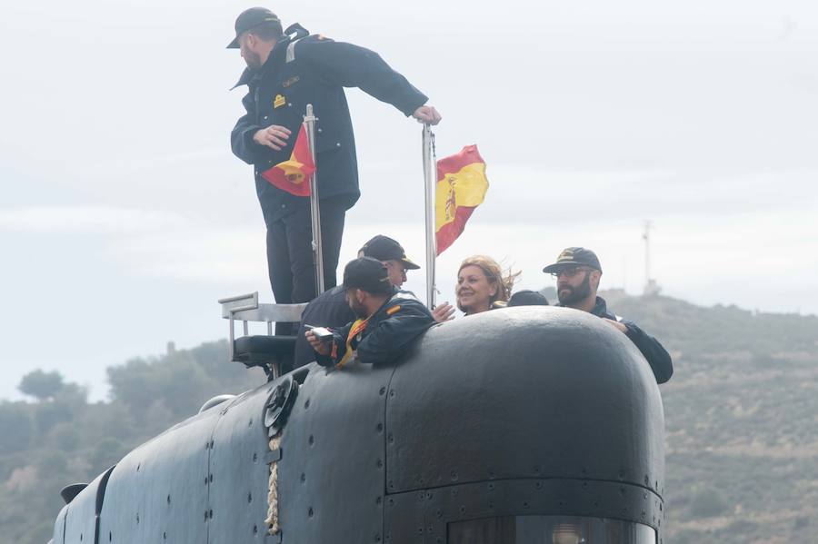 La ministra de Defensa embarca en el 'Tramontana' para presenciar una maniobra de inmersión y conocer el trabajo diario de sus tripulantes