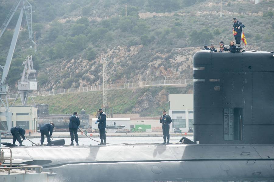 La ministra de Defensa embarca en el 'Tramontana' para presenciar una maniobra de inmersión y conocer el trabajo diario de sus tripulantes