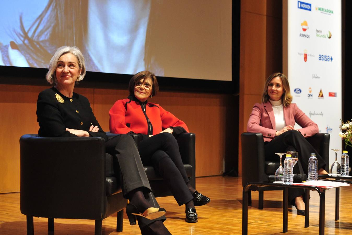 Más de 400 personas abarrotan la Sala Miguel Ángel Clares del Auditorio de Murcia para reconocer el papel de las féminas