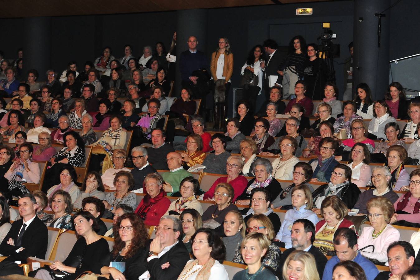 Más de 400 personas abarrotan la Sala Miguel Ángel Clares del Auditorio de Murcia para reconocer el papel de las féminas