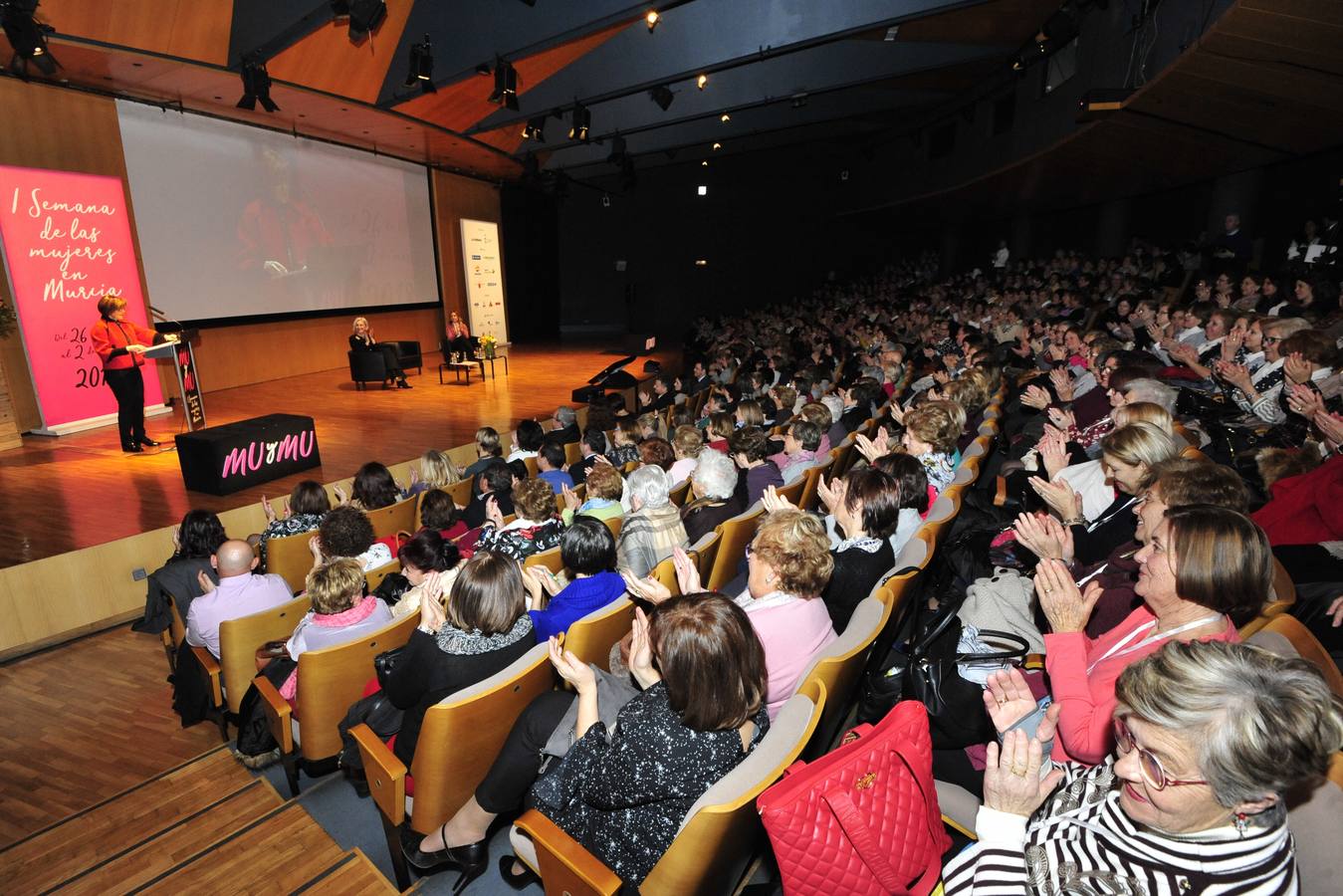 Más de 400 personas abarrotan la Sala Miguel Ángel Clares del Auditorio de Murcia para reconocer el papel de las féminas