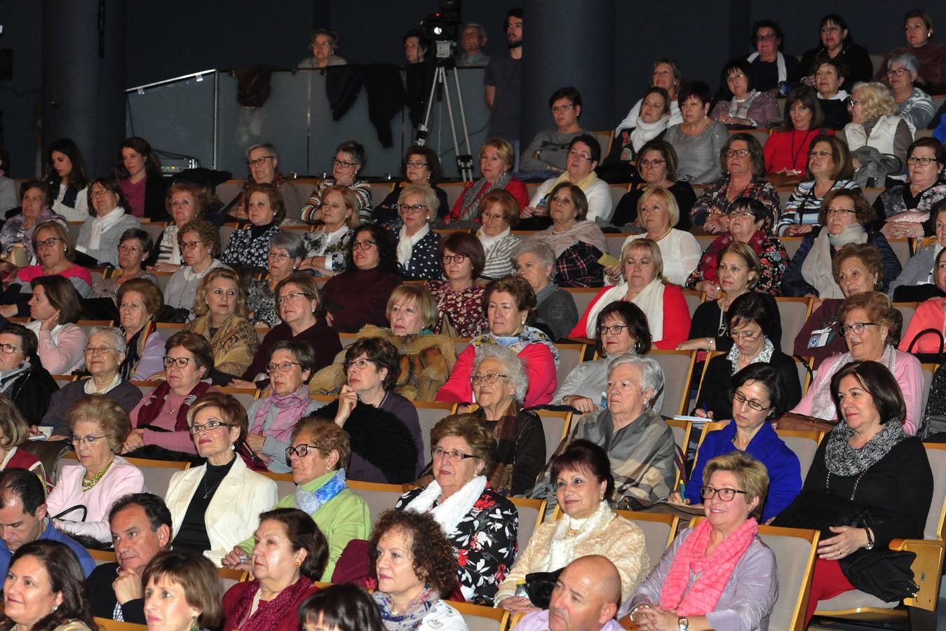 Más de 400 personas abarrotan la Sala Miguel Ángel Clares del Auditorio de Murcia para reconocer el papel de las féminas