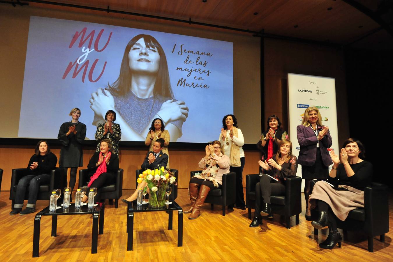 Más de 400 personas abarrotan la Sala Miguel Ángel Clares del Auditorio de Murcia para reconocer el papel de las féminas