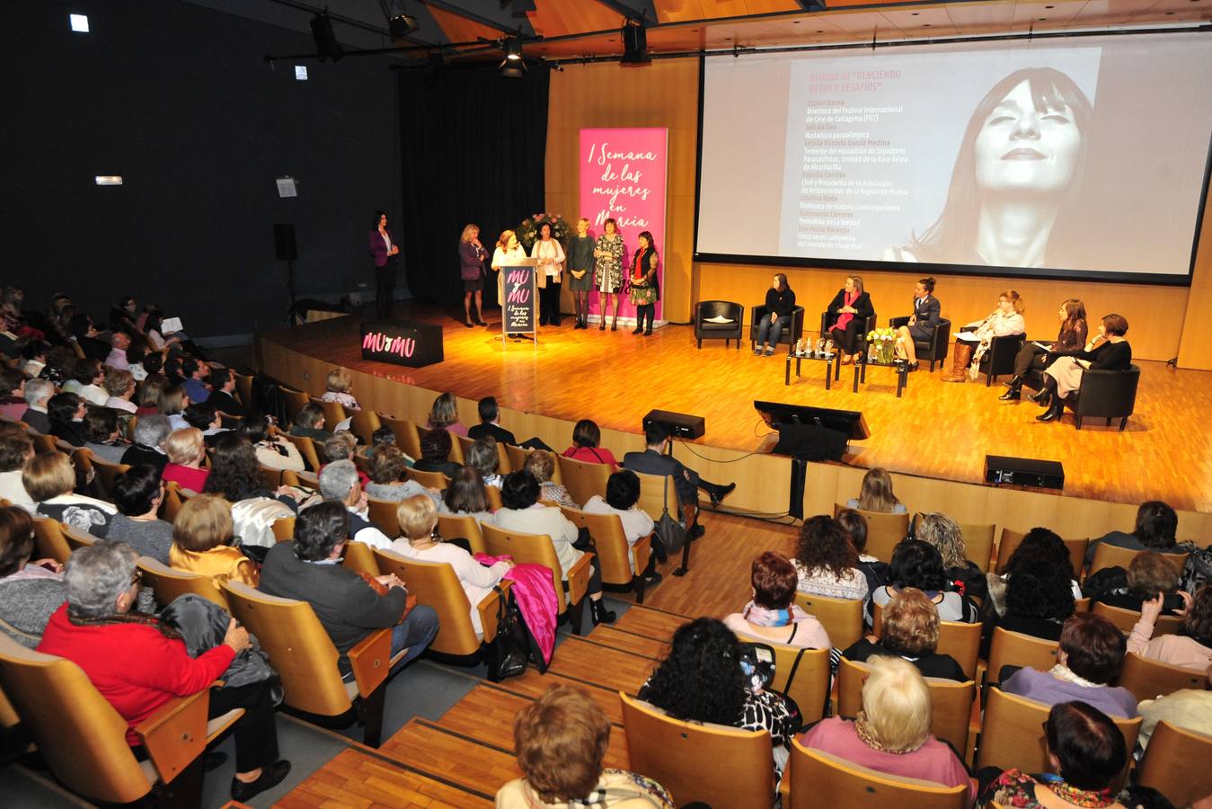 Más de 400 personas abarrotan la Sala Miguel Ángel Clares del Auditorio de Murcia para reconocer el papel de las féminas