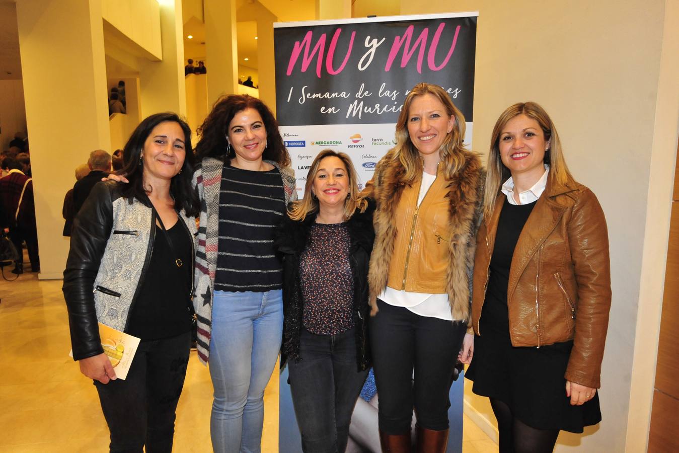 Más de 400 personas abarrotan la Sala Miguel Ángel Clares del Auditorio de Murcia para reconocer el papel de las féminas