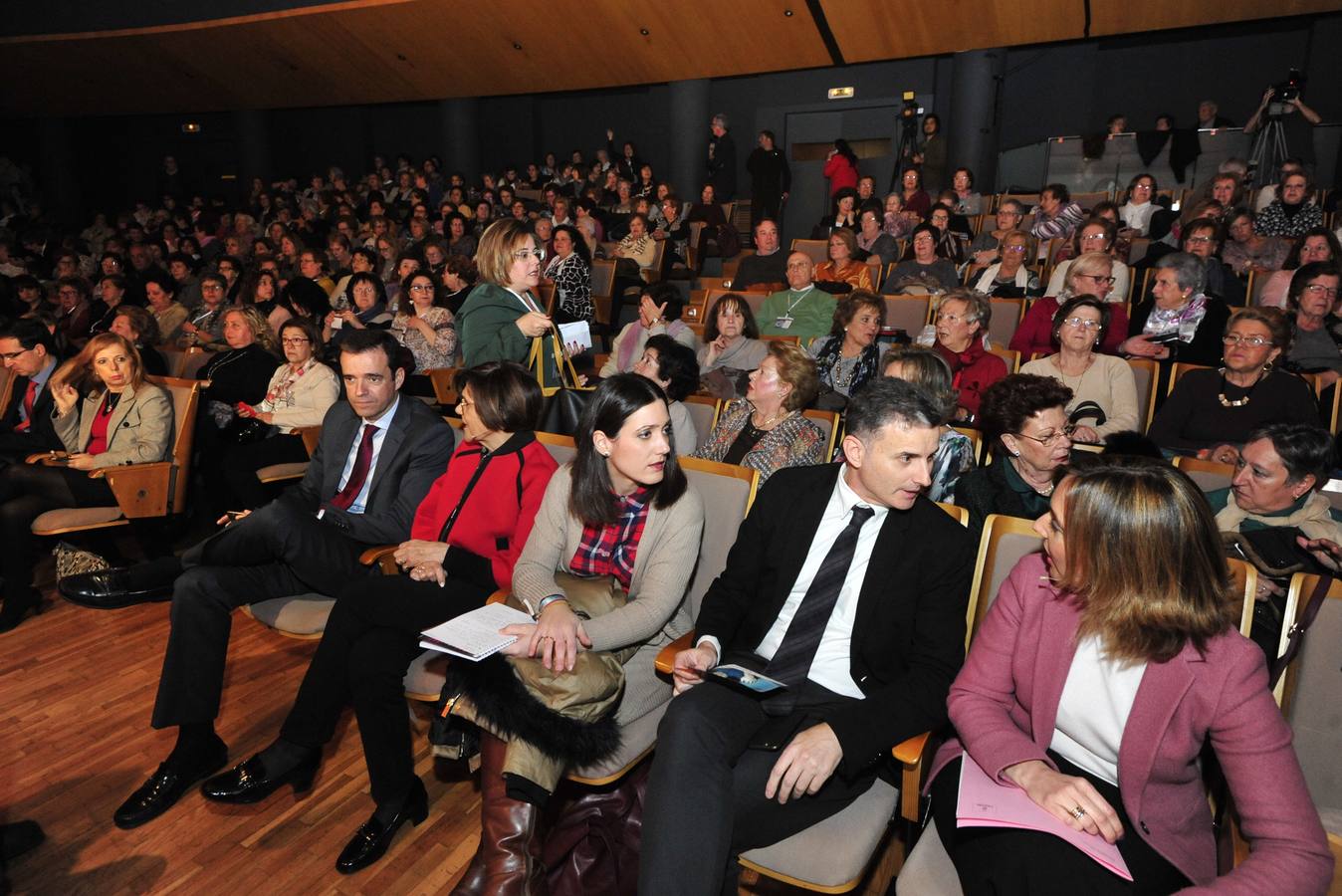 Más de 400 personas abarrotan la Sala Miguel Ángel Clares del Auditorio de Murcia para reconocer el papel de las féminas