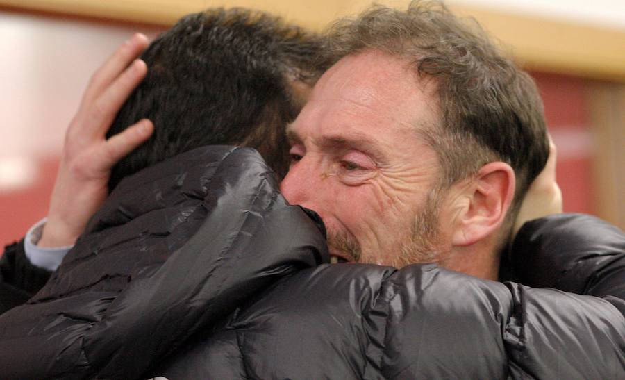 Centenares de personas han acudido al estadio del Sporting para dar su último adiós al mítico futbolista, fallecido el martes. 