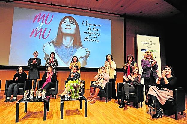 La jornada finalizó con una mesa coloquio de preguntas y respuestas con mujeres pertenecientes a distintos sectores sociales de la Región.