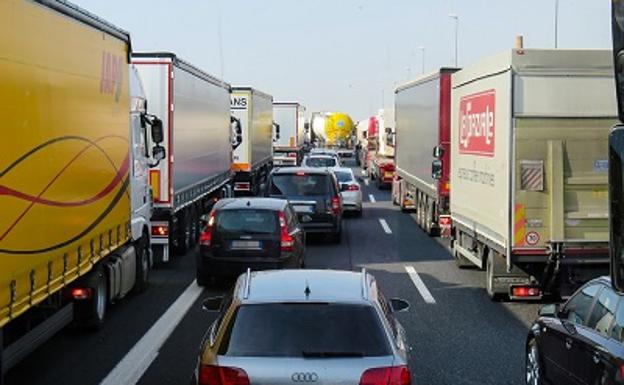 Paralización del tráfico pesado por las carreteras de Cataluña este miércoles.