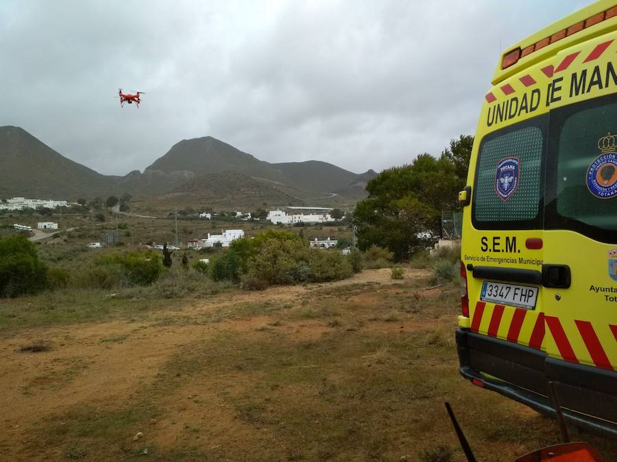 La agrupación cuenta con personal especializado en el uso de drones para búsqueda y rescate, así como con la ayuda de perros adiestrados para estos trabajos