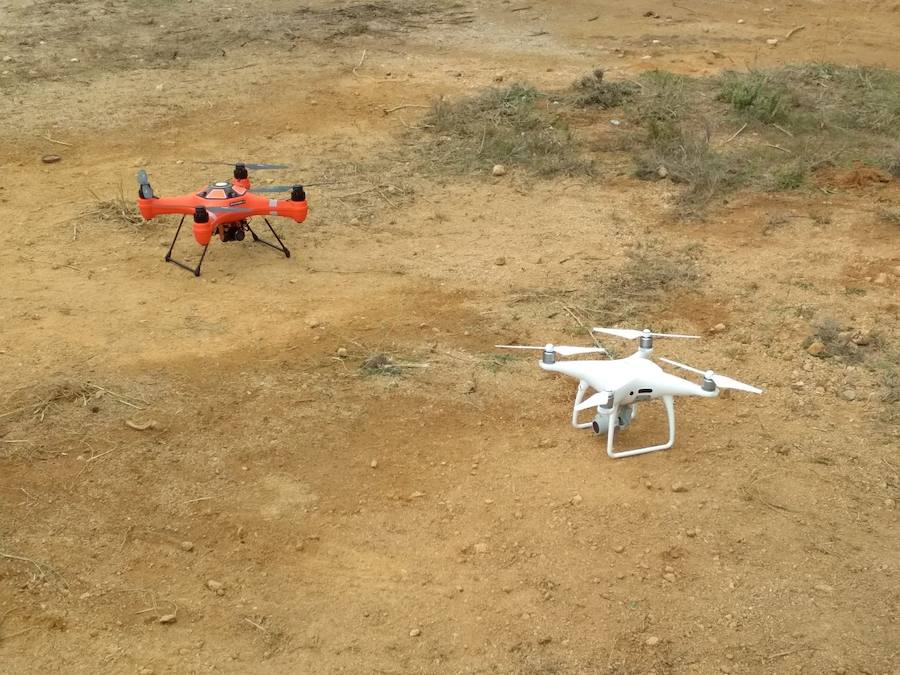 La agrupación cuenta con personal especializado en el uso de drones para búsqueda y rescate, así como con la ayuda de perros adiestrados para estos trabajos