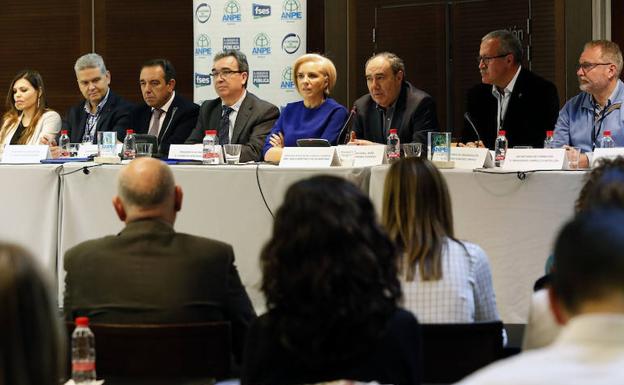 El presidente de Anpe, con otros miembros del consejo y la consejera de Educación.