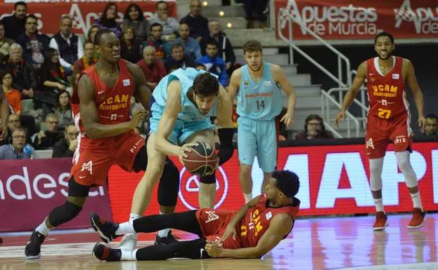 Tumba intenta robarle el balón a Tomic tras las caída de Hannah.