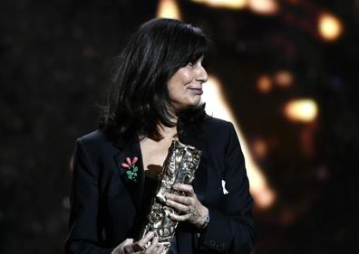 Imagen secundaria 1 - Penélope Cruz recibe el César de Honor del cine francés de manos de Almodóvar