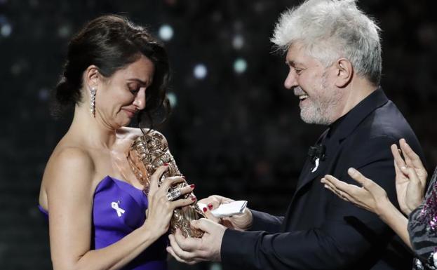 Penélope Cruz recibe el galardón de la mano de Almodóvar.