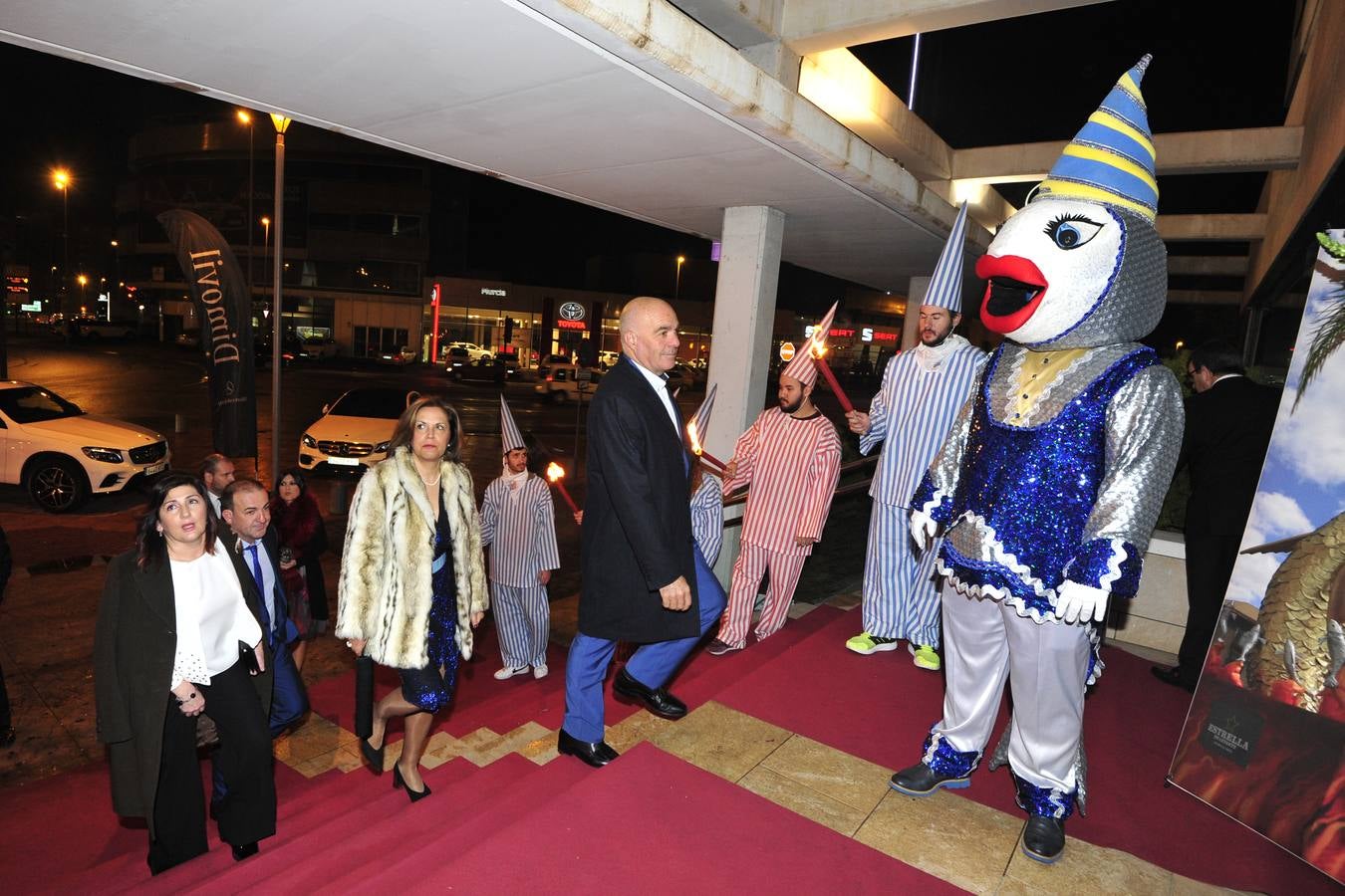 Casi mil personas celebran la tradicional cena de gala del Entierro de la Sardina