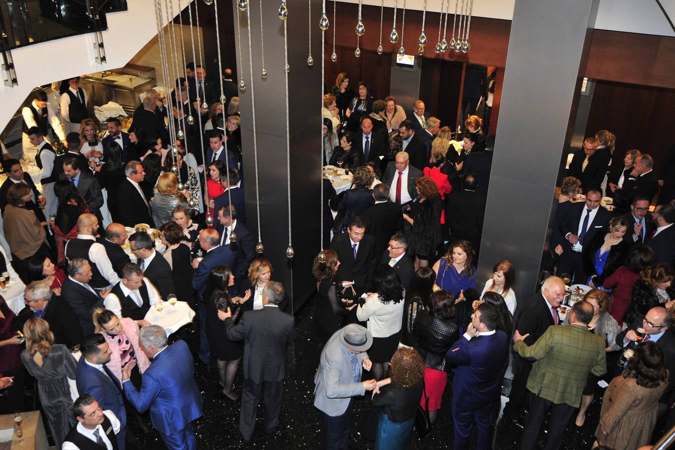 Casi mil personas celebran la tradicional cena de gala del Entierro de la Sardina