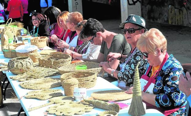 Taller de artesanía del esparto, el pasado sábado, con motivo de la Semana de la Huerta.