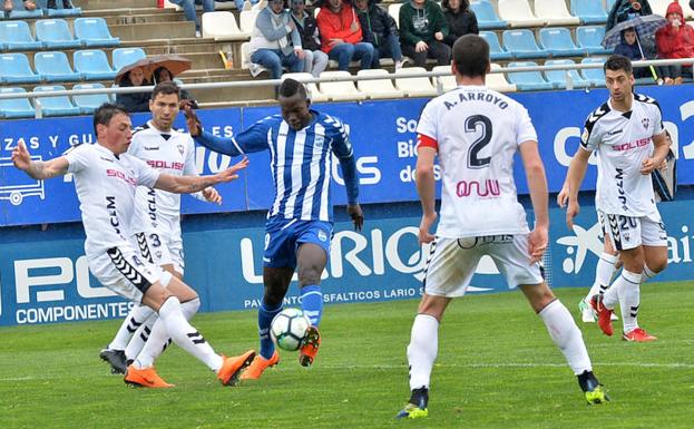 Aly Mallé dispara a puerta ante la presión de varios jugadores del Albacete.