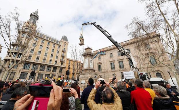 La grúa retira la estatua.