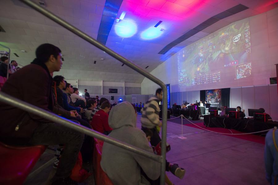 Cerca de 10.000 personas acuden este fin de semana a la cuarta edición del Winter Freak, instalado en IFEPA (Torre Pacheco), donde los organizadores han programado más de 200 actividades relacionadas con la cultura japonesa, videojuegos, cine, televisión, cómic, k-pop o Youtube
