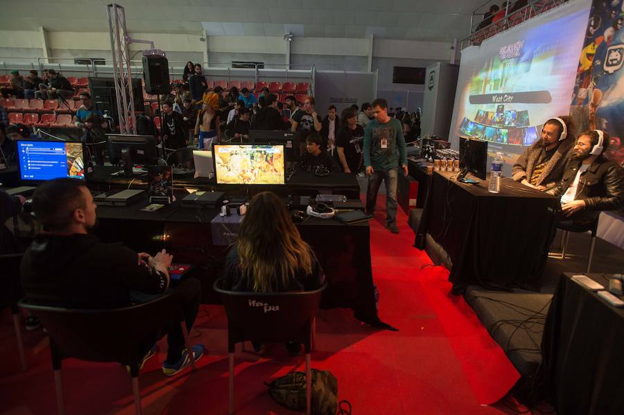 Cerca de 10.000 personas acuden este fin de semana a la cuarta edición del Winter Freak, instalado en IFEPA (Torre Pacheco), donde los organizadores han programado más de 200 actividades relacionadas con la cultura japonesa, videojuegos, cine, televisión, cómic, k-pop o Youtube