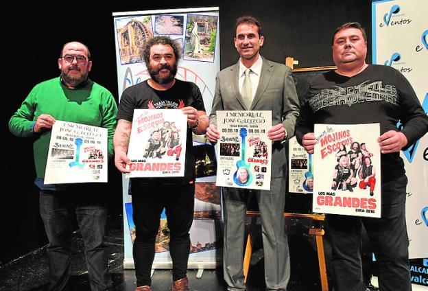 De izd. a drc., Pedro Valcárcel, 'El Sevillla', José Miguel Manzanares y Pedro Jesús Gallego, con carteles del evento.