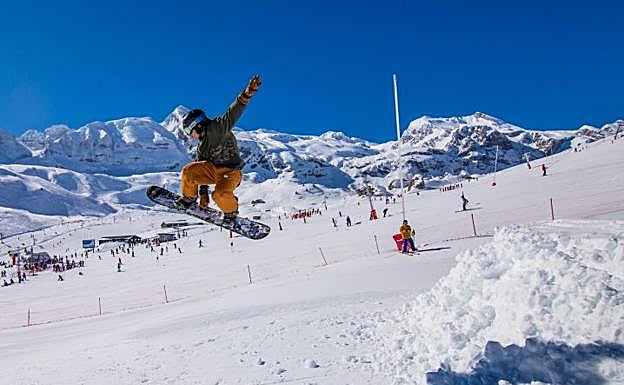 El pasado viernes, el sol volvió a aparecer en las pistas de Candanchú